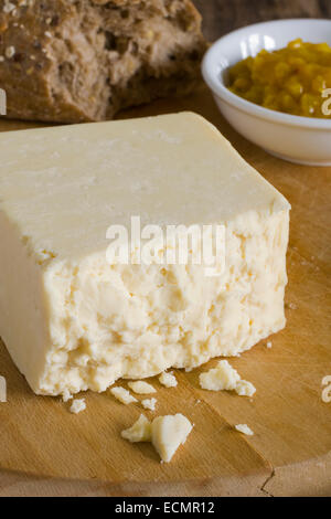 Cheshire eine traditionelle dicht und krümelig weißen britischen Käse Stockfoto