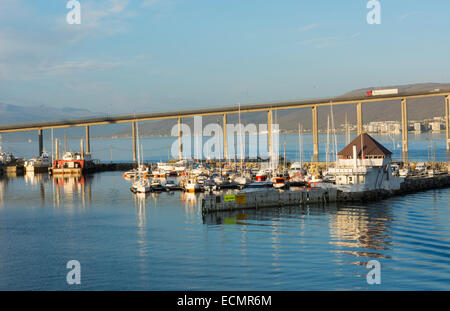 Tromso Norwegen Kreuzfahrt Hurtigruten größten nördlichen Hafen Boote Stadtbrücke Stockfoto