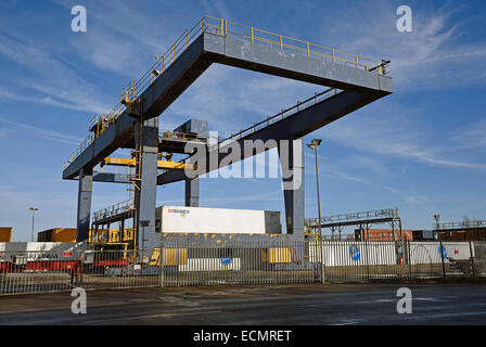 Straddle Luftfahrtunternehmen am Peel Ports Medway, Sheerness Docks, Sheppey, Kent, UK Stockfoto