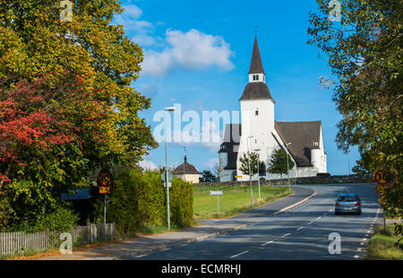 Sorunda Schweden schöne weiße Kirche und Friedhof in malerischen Kleinstadt südlich von Stockholm Stockfoto