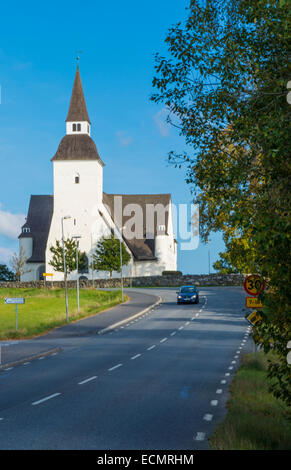 Sorunda Schweden schöne weiße Kirche und Auto unterwegs im malerischen Kleinstadt südlich von Stockholm Stockfoto