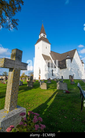 Sorunda Schweden schöne weiße Kirche und Friedhof in malerischen Kleinstadt südlich von Stockholm Stockfoto