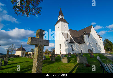 Sorunda Schweden schöne weiße Kirche und Friedhof in malerischen Kleinstadt südlich von Stockholm Stockfoto