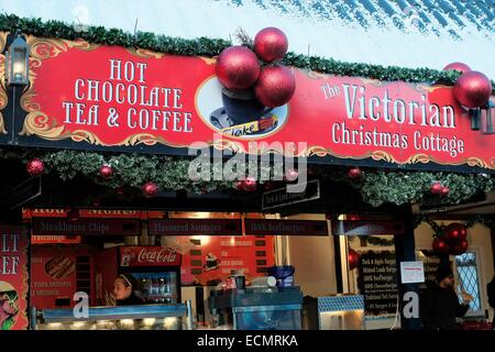 Nottingham Weihnachtsmarkt 2014. Victorian Christmas cottage Stockfoto