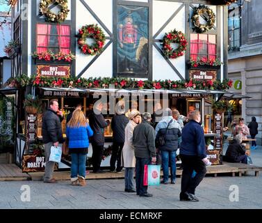 Nottingham Weihnachtsmarkt 2014. Kunden außerhalb einer heißen Braten stall England UK Stockfoto