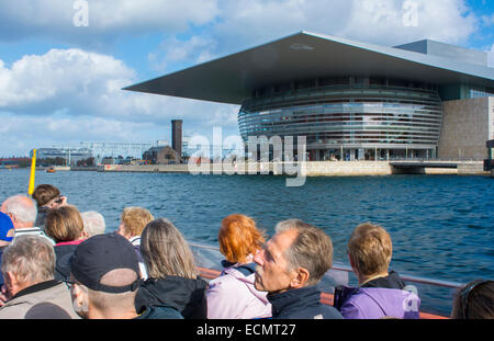 Kopenhagen Dänemark Kreuzfahrt auf Kanal und neue Opernhaus Kopenhagen Touristen Stockfoto