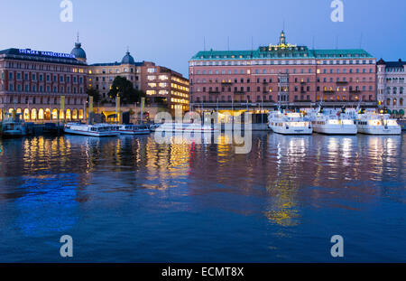 Stockholm Schweden Skyline und Grand Hotel in der Dämmerung auf Wasser Exposition Stadt Nacht Stockfoto