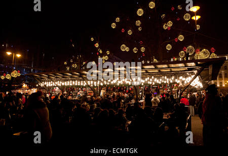 Die Menschen genießen das Neue Jahr Markt am Vörösmarty Platz im Zentrum von Budapest City Stockfoto