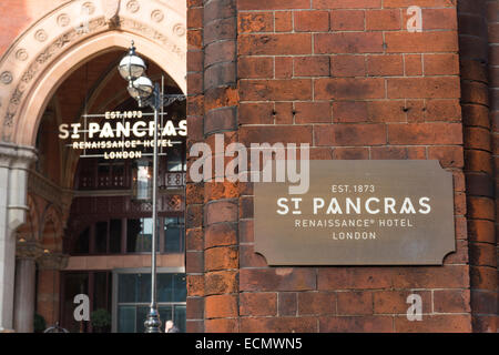 LONDON, UK - NOVEMBER 20: Detail des St. Pancras Renaissance Hotel Eingang. 20. November 2014 in London. Früher als railwa Stockfoto