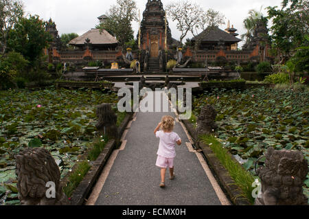 Ein Tourist Kind im Tempel Pura Desa. Ubud. Die wichtigsten "Stadt-Tempel" im Zentrum, gegenüber des Ary Warung.  Der Haupttempel in Stockfoto