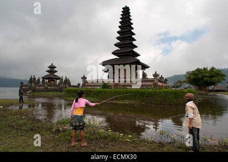 Bali Tempel auf einem See Pura Ulun Danu Bratan Indonesien. Pura Ulan Danu Bratan Tempel in Bedugul. Es entstand im Jahre 1633 durch den König Stockfoto