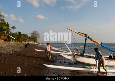 Einige Fischer machen ihre Boote am Ufer in der Nähe von Strand von Amed, ein Fischerdorf in Ost-Bali. Amed ist eine lange Küste st Stockfoto