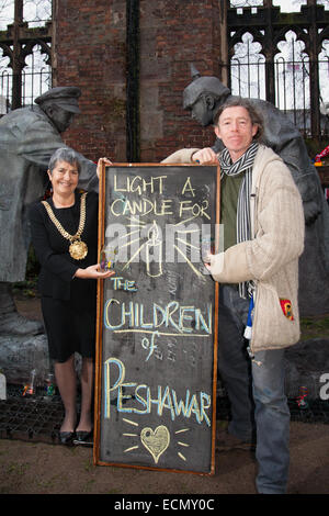 Liverpool, Merseyside, Großbritannien. Dezember 2014. An die Kinder von Peschawar erinnern Tom Calderwell & Rachel Plant The Lady Mayoress of Liverpool für das Jahr 2014/15 in St Luke's Church, Liverpool, einer ehemaligen anglikanischen Pfarrkirche, heute eine Ruine. Die Kirche wurde zwischen den Jahren von 1810 bis 1810 erbaut und von John Foster, Senior und John Foster, Junior, Vater und Sohn, entworfen, die aufeinanderfolgende Vermessungsingenieure für die Munizipalität Liverpool waren. Sie wurde im Zuge des Liverpooler Blitzes im Jahr 1941 schwer beschädigt und bleibt als roofless Schale erhalten. Stockfoto