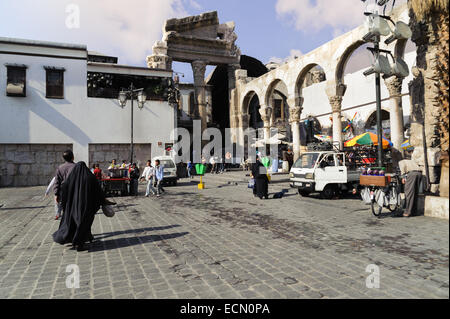 Ansicht der Souq Al-Hamidiyah-Eingang von der Rückseite des Umayyaden-Moschee und Rom Ruinen in Damaskus. Basar ist der größte Souk in Syrien. Stockfoto