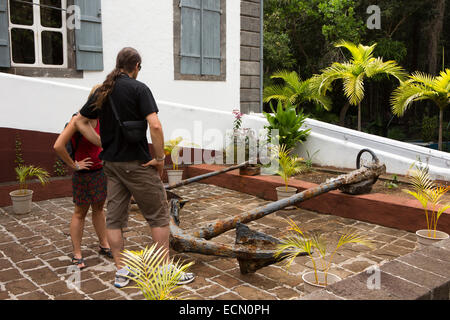 Mauritius, Mahebourg, National History Museum, Touristen, die gerne an alten rostigen Marine Anker Stockfoto