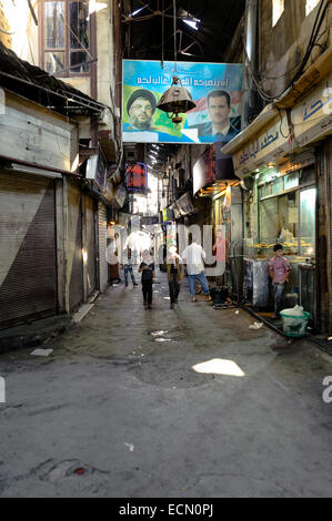 Ein ganz normaler Tag im Souq Al-Hamidiyah in der Altstadt von Damaskus. Basar ist der größte Souk in Syrien. Stockfoto