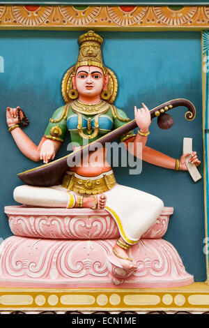Mauritius, Mahebourg, Hindu-Tempel, bunt bemalt Figur der Göttin Saraswati spielen veena Stockfoto