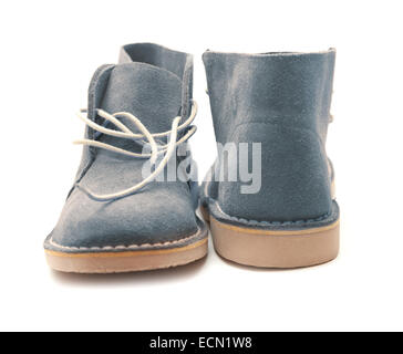 neue Wildlederschuhe isoliert auf weiss Stockfoto
