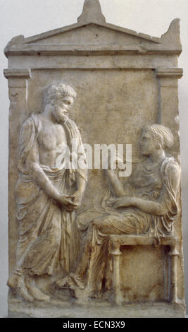 Griechische Kunst. Klassische Periode. Funerary Stele für Ktesilaos und Theano, um 370 V.C. Ein reifer Mann schaut sorgenvoll eine Frau, die auf einem Stuhl sitzt. Relief. Marmor. Es stammt aus Athen. Nationales Archäologisches Museum. Athen. Griechenland. Stockfoto