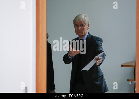 Berlin, Deutschland. 17. Dezember 2014. Presseerklärung der Labor Minister Nahles und Henning Voscherau "um den Mindestlohn-Kommission zu bestellen" an das Bundesministerium für Arbeit und Soziales, am 17. Dezember 2014 in Berlin Deutschland realisiert. / Foto: Henning Voscherau, neuer Chef der europäischen Mindestlohn. Bildnachweis: Reynaldo Chaib Paganelli/Alamy Live-Nachrichten Stockfoto