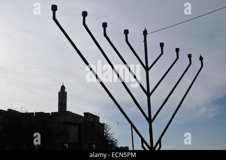 Ein "Chanukkiah", eine acht verzweigte Menora oder Kandelaber, befindet sich unterhalb der frühen muslimischen Periode Rundturm, bekannt als der Turm von David, in Vorbereitung für Chanukka, ein jüdisches Fest zum Gedenken an die 164 v. Chr. erneute Weihung des zweiten Tempels in Jerusalem nach seiner Schändung von der herrschenden Seleucid (syrische Griechisch) Königreich unter Antiochus IV. Stockfoto