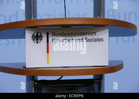 Berlin, Deutschland. 17. Dezember 2014. Presseerklärung der Labor Minister Nahles und Henning Voscherau "um den Mindestlohn-Kommission zu bestellen" an das Bundesministerium für Arbeit und Soziales, am 17. Dezember 2014 in Berlin Deutschland realisiert. / Foto: Bundesministerium für Arbeit und Soziales. Bildnachweis: Reynaldo Chaib Paganelli/Alamy Live-Nachrichten Stockfoto
