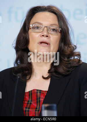 Berlin, Deutschland. 17. Dezember 2014. Presseerklärung der Labor Minister Nahles und Henning Voscherau "um den Mindestlohn-Kommission zu bestellen" an das Bundesministerium für Arbeit und Soziales, am 17. Dezember 2014 in Berlin Deutschland realisiert. Bild: Andrea Nahles (SPD), Bundesminister für Arbeit und Soziales. Bildnachweis: Reynaldo Chaib Paganelli/Alamy Live-Nachrichten Stockfoto