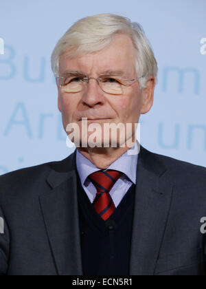 Berlin, Deutschland. 17. Dezember 2014. Presseerklärung der Labor Minister Nahles und Henning Voscherau "um den Mindestlohn-Kommission zu bestellen" an das Bundesministerium für Arbeit und Soziales, am 17. Dezember 2014 in Berlin Deutschland realisiert. / Foto: Henning Voscherau, neuer Chef der europäischen Mindestlohn. Bildnachweis: Reynaldo Chaib Paganelli/Alamy Live-Nachrichten Stockfoto