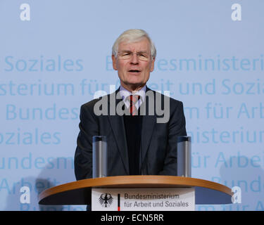 Berlin, Deutschland. 17. Dezember 2014. Presseerklärung der Labor Minister Nahles und Henning Voscherau "um den Mindestlohn-Kommission zu bestellen" an das Bundesministerium für Arbeit und Soziales, am 17. Dezember 2014 in Berlin Deutschland realisiert. / Foto: Henning Voscherau, neuer Chef der europäischen Mindestlohn. Bildnachweis: Reynaldo Chaib Paganelli/Alamy Live-Nachrichten Stockfoto