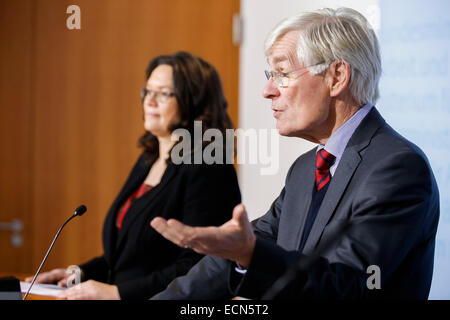 Berlin, Deutschland. 17. Dezember 2014. Presseerklärung der Labor Minister Nahles und Henning Voscherau "um den Mindestlohn-Kommission zu bestellen" an das Bundesministerium für Arbeit und Soziales, am 17. Dezember 2014 in Berlin Deutschland realisiert. / Foto: (l, R) Andrea Nahles (SPD), Bundesminister für Arbeit und Soziales und Henning Voscherau, neuer Chef der europäischen Mindestlohn. Bildnachweis: Reynaldo Chaib Paganelli/Alamy Live-Nachrichten Stockfoto