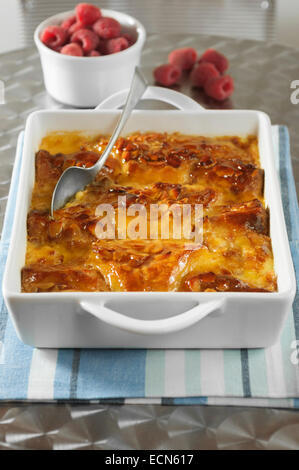 Mandel-Croissant, Brot und Butter Pudding. Stockfoto