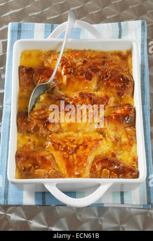 Mandel-Croissant, Brot und Butter Pudding. Stockfoto