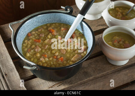 Skandinavische Erbsensuppe Stockfoto