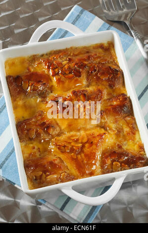 Mandel-Croissant, Brot und Butter Pudding. Stockfoto