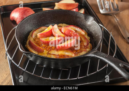Apfel-Pfannkuchen. Grillplatte Apfelkuchen. Obst dessert Stockfoto