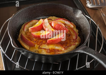 Apfel-Pfannkuchen. Grillplatte Apfelkuchen. Obst dessert Stockfoto