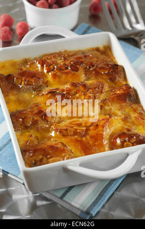 Mandel-Croissant, Brot und Butter Pudding. Stockfoto