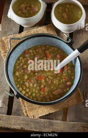 Skandinavische Erbsensuppe Stockfoto