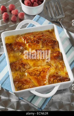 Mandel-Croissant, Brot und Butter Pudding. Stockfoto