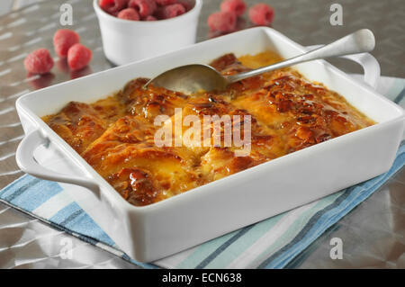 Mandel-Croissant, Brot und Butter Pudding. Stockfoto