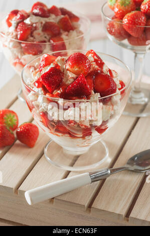 Eton Mess. Traditionelle Erdbeere, Baiser und Sahne Dessert. Stockfoto