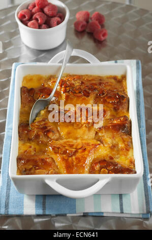 Mandel-Croissant, Brot und Butter Pudding. Stockfoto