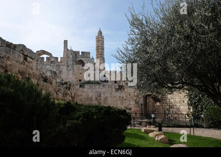 Der frühen islamischen Zeit (638-1099 CE) hat Rundturm auf der Zitadelle von Jerusalem, bekannt als der Turm von David sich in vielerlei Hinsicht ein Symbol von Jerusalem. Die "Kishle" und der Zitadelle Wassergraben am Tower of David Museum von Jerusalem History wurden erst vor kurzem der öffentlichen ermöglicht Erforschung der neuen archäologischen Funde, die Licht auf die Geschichte der Stadt stammt aus der Ära der ersten Tempels im 8. Jahrhundert v. Chr. eröffnet. Stockfoto