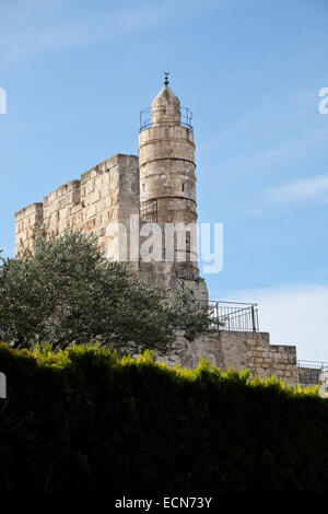 Der frühen islamischen Zeit (638-1099 CE) hat Rundturm auf der Zitadelle von Jerusalem, bekannt als der Turm von David sich in vielerlei Hinsicht ein Symbol von Jerusalem. Die "Kishle" und der Zitadelle Wassergraben am Tower of David Museum von Jerusalem History wurden erst vor kurzem der öffentlichen ermöglicht Erforschung der neuen archäologischen Funde, die Licht auf die Geschichte der Stadt stammt aus der Ära der ersten Tempels im 8. Jahrhundert v. Chr. eröffnet. Stockfoto