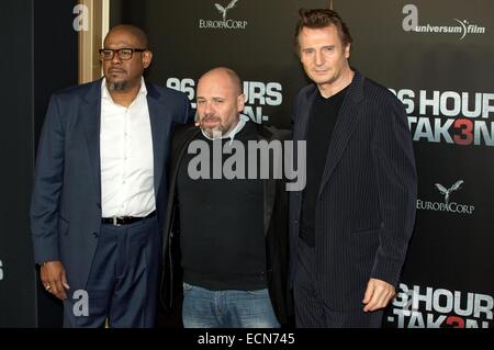 Berlin, Deutschland. 16. Dezember 2014. Schauspieler Forest Whitaker (L), Liam Neeson (R) und Regisseur Oliver Megaton kommen zur Premiere des Films "96 Stunden - Tak3n" in Berlin, Deutschland, 16. Dezember 2014. Offizielle Version ist 8. Januar 2015. Foto: Jörg Carstensen/Dpa/Alamy Live News Stockfoto