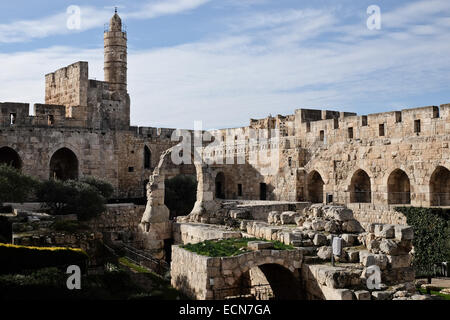 Der frühen islamischen Zeit (638-1099 CE) hat Rundturm auf der Zitadelle von Jerusalem, bekannt als der Turm von David sich in vielerlei Hinsicht ein Symbol von Jerusalem. Die "Kishle" und der Zitadelle Wassergraben am Tower of David Museum von Jerusalem History wurden erst vor kurzem der öffentlichen ermöglicht Erforschung der neuen archäologischen Funde, die Licht auf die Geschichte der Stadt stammt aus der Ära der ersten Tempels im 8. Jahrhundert v. Chr. eröffnet. Stockfoto