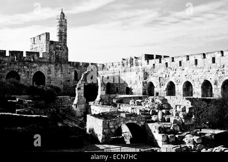 Der frühen islamischen Zeit (638-1099 CE) hat Rundturm auf der Zitadelle von Jerusalem, bekannt als der Turm von David sich in vielerlei Hinsicht ein Symbol von Jerusalem. Die "Kishle" und der Zitadelle Wassergraben am Tower of David Museum von Jerusalem History wurden erst vor kurzem der öffentlichen ermöglicht Erforschung der neuen archäologischen Funde, die Licht auf die Geschichte der Stadt stammt aus der Ära der ersten Tempels im 8. Jahrhundert v. Chr. eröffnet. Stockfoto