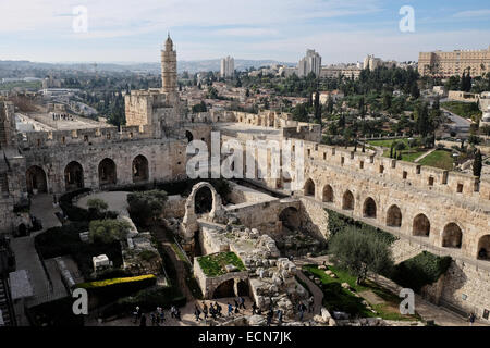 Der frühen islamischen Zeit (638-1099 CE) hat Rundturm auf der Zitadelle von Jerusalem, bekannt als der Turm von David sich in vielerlei Hinsicht ein Symbol von Jerusalem. Die "Kishle" und der Zitadelle Wassergraben am Tower of David Museum von Jerusalem History wurden erst vor kurzem der öffentlichen ermöglicht Erforschung der neuen archäologischen Funde, die Licht auf die Geschichte der Stadt stammt aus der Ära der ersten Tempels im 8. Jahrhundert v. Chr. eröffnet. Stockfoto