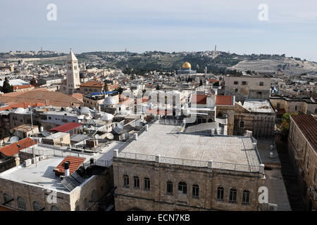 Ein nach Osten Blick aus dem Herodian Phasael Tower auf der Zitadelle von Jerusalem, bekannt als der Turm von David zeigt die goldene Kuppel des Felsens in die Al Aqsa zusammengesetzte und prominenten Kirche des Erlösers Glockenturms. Die "Kishle" und der Zitadelle Wassergraben am Tower of David Museum von Jerusalem History wurden erst vor kurzem der öffentlichen ermöglicht Erforschung der neuen archäologischen Funde, die Licht auf die Geschichte der Stadt stammt aus der Ära der ersten Tempels im 8. Jahrhundert v. Chr. eröffnet. Stockfoto