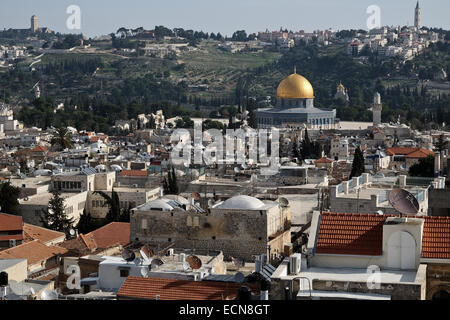 Eine nach Osten aus dem Herodian Phasael Turm oben auf der Zitadelle von Jerusalem, bekannt als der Turm von David angezeigt die Dächer der alten Stadt und die goldene Kuppel des Felsens in der Al Aqsa zusammengesetzte. Die "Kishle" und der Zitadelle Wassergraben am Tower of David Museum von Jerusalem History wurden erst vor kurzem der öffentlichen ermöglicht Erforschung der neuen archäologischen Funde, die Licht auf die Geschichte der Stadt stammt aus der Ära der ersten Tempels im 8. Jahrhundert v. Chr. eröffnet. Stockfoto